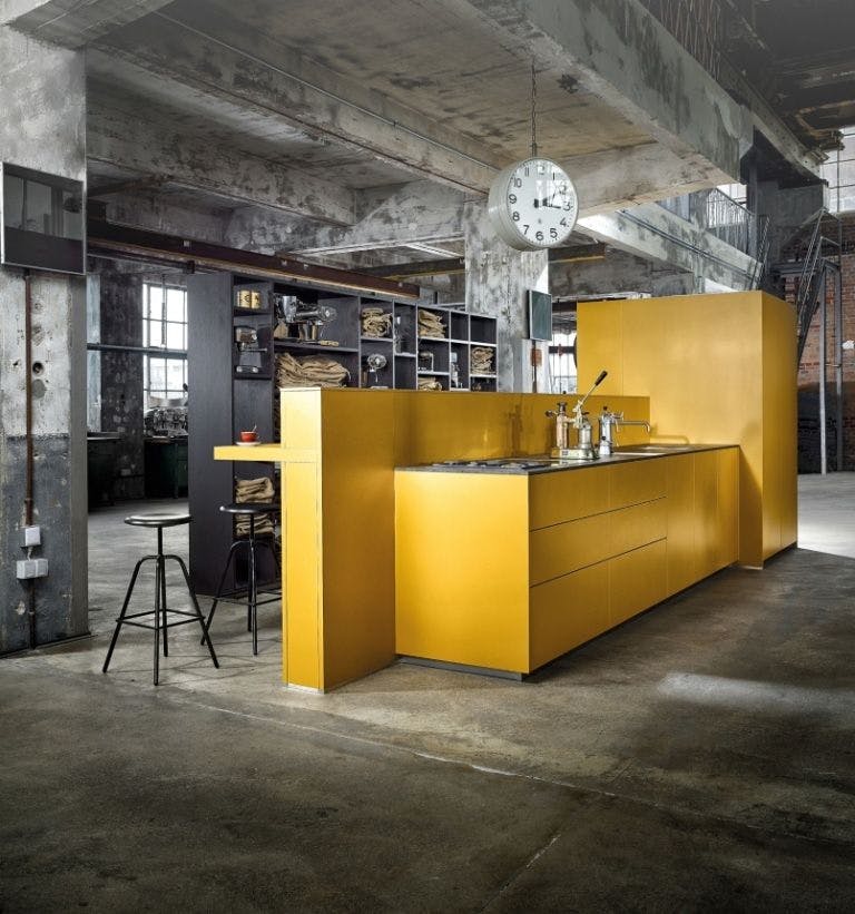 Küche im Industrielook gelb