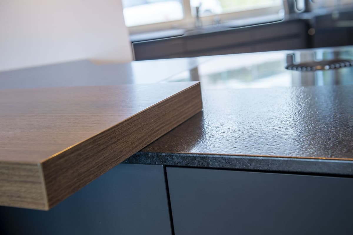 Barabdeckung in der Küche aus Holz Lyss