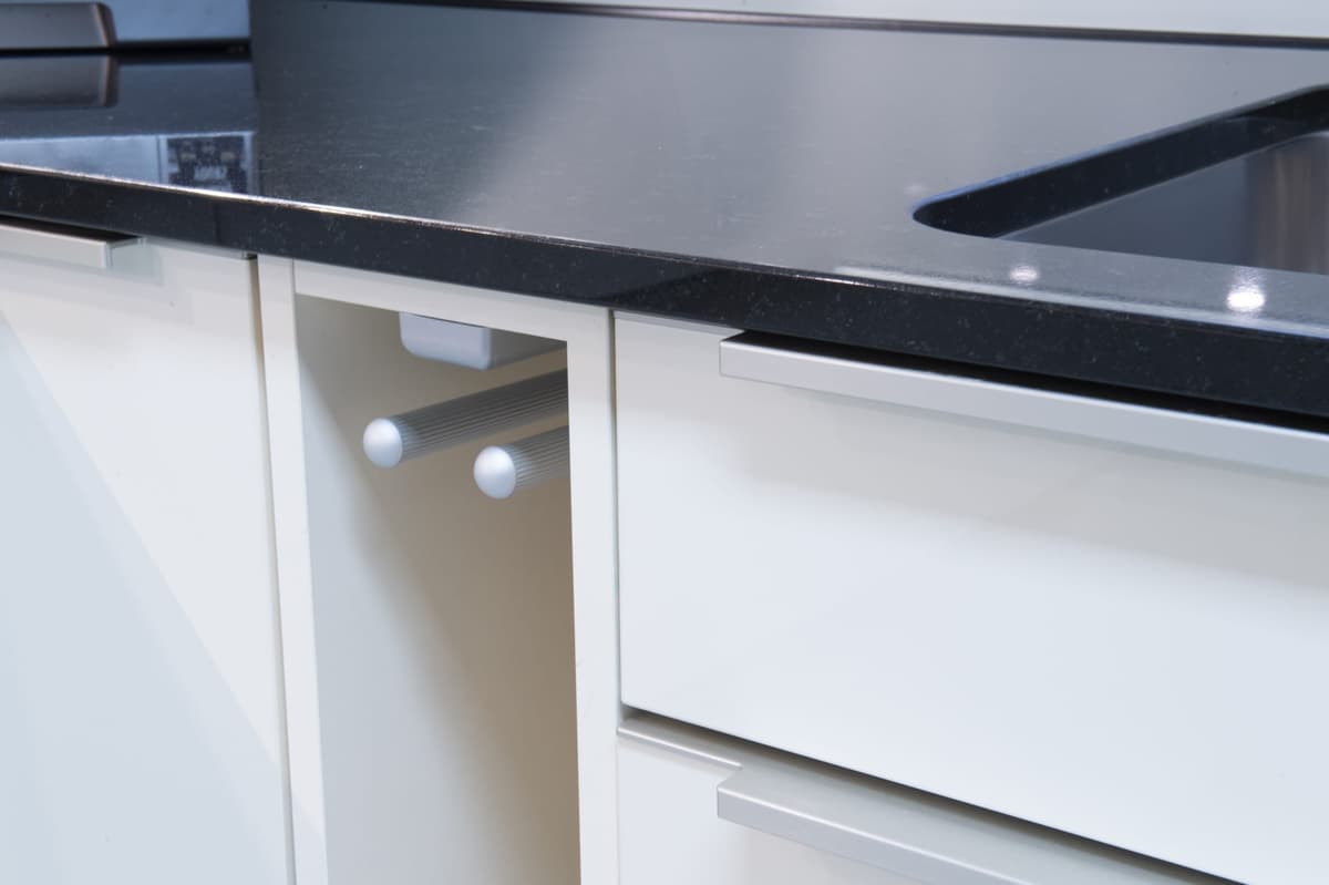 Schwarze Arbeitsplatte Küche modern Kallnach