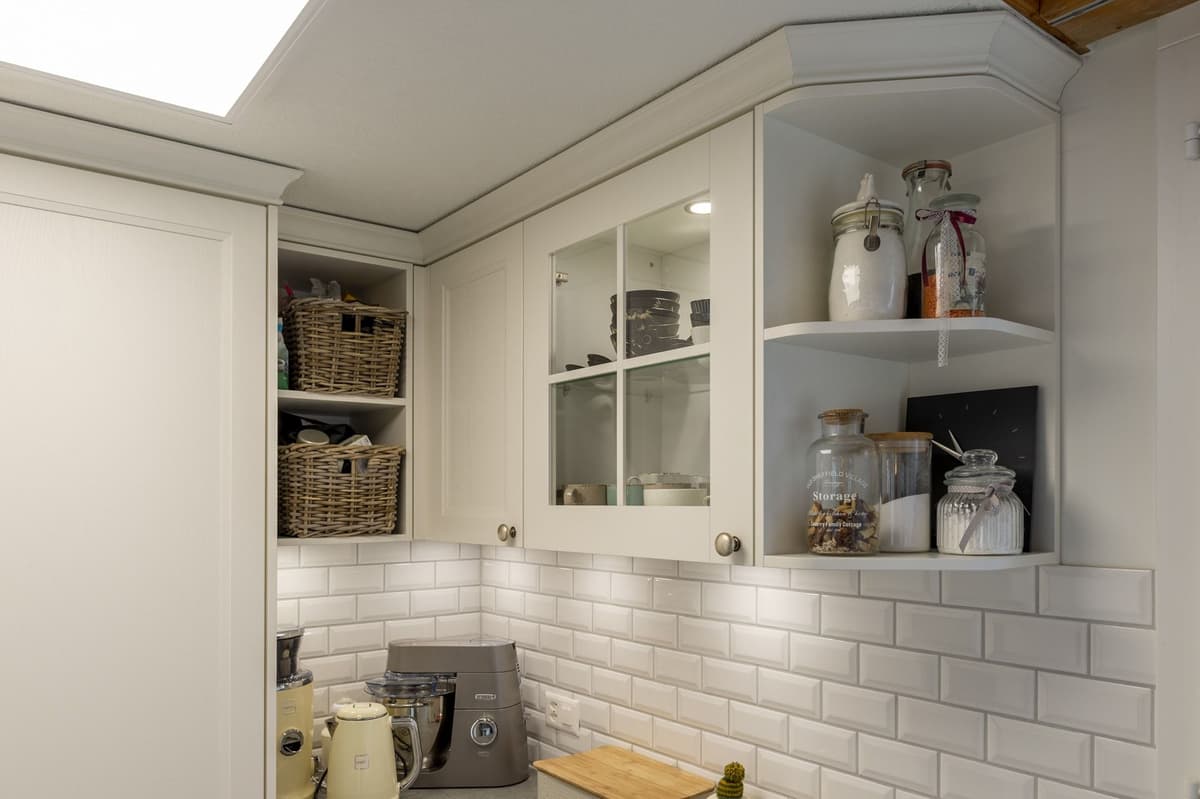 Fliesen Rückwand weiss helle Küche Landhaus Pieterlen